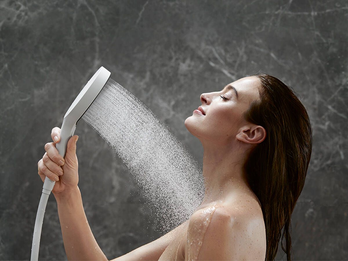 rainfinity_hand-shower_powderrain_woman_ambience_4x3.jpg